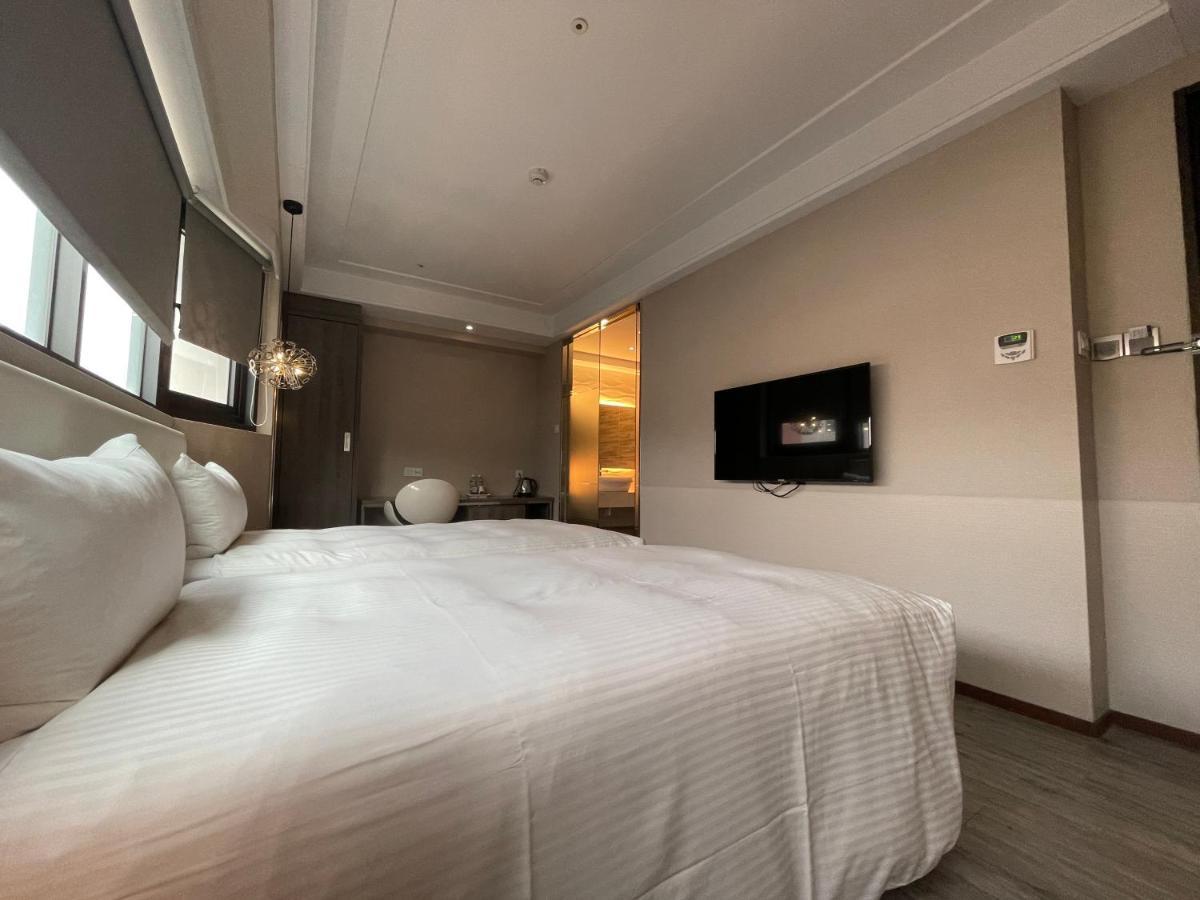 Royal Fine Hotel Kaohsiung Bagian luar foto