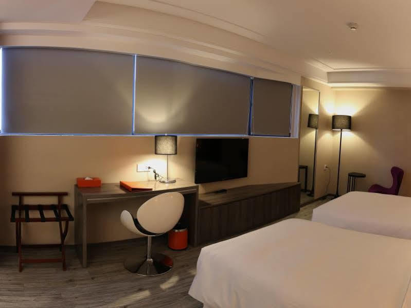 Royal Fine Hotel Kaohsiung Bagian luar foto